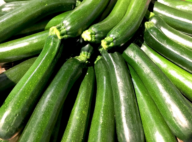 ズッキーニ – Veggiepedia | 業務用オーガニック有機野菜なら「ビオシェルジュ」専門業者だからできる 大量仕入れ 安定供給 -  業務用有機（オーガニック）野菜の仕入れ・卸販売なら【ビオシェルジュ】
